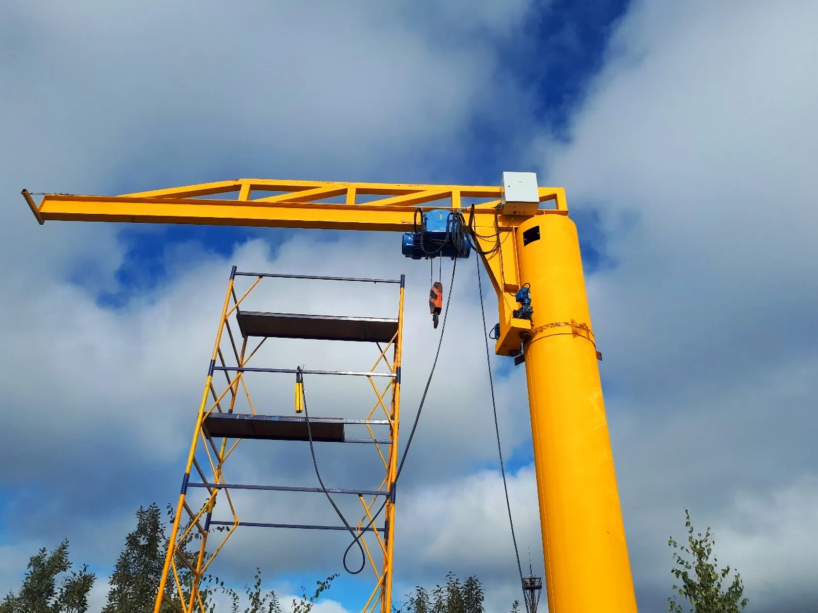 На колонне электрический 